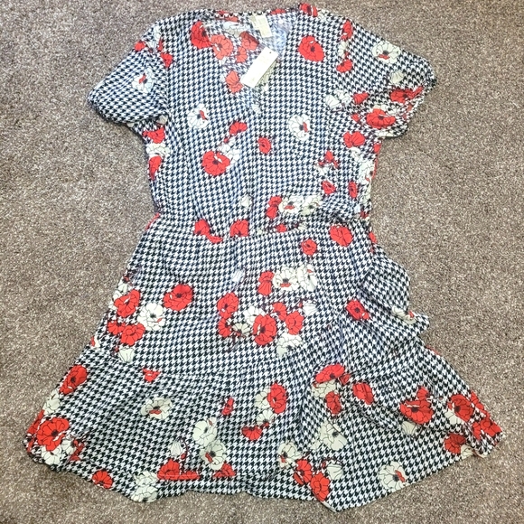 NWT Faux wrap Houndstooth dress with floral detail. - Picture 1 of 2